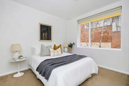 Charming Boutique Apartment with Private Courtyard Appeal - Photo 3