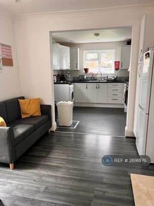 1 bedroom in a house share to rent - Photo 1