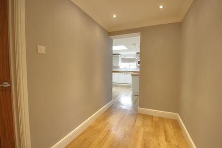 2 bedroom semi-detached bungalow to rent - Photo 4