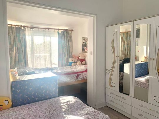 Spacious 4-Bedroom Family Home with Sunroom - Photo 1