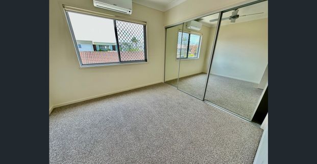 MODERN THREE-BEDROOM TOWNHOUSE - PRIME PALM BEACH LOCATION! - Photo 1