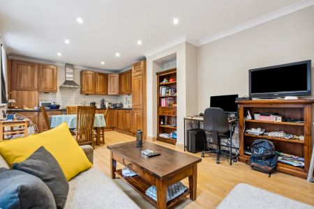 2 bedroom flat in London - Photo 4