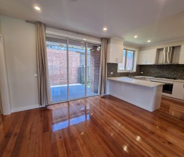 Luxurious Townhouse in Prime Location - Photo 2