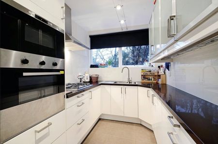 SPACIOUS AND BRIGHT TWO BEDROOM APARTMENT - Photo 5