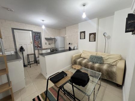 1 bedroom in a flat share to rent - Photo 3