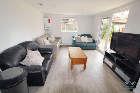 4 bedroom detached house to rent - Photo 2