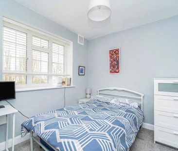 3 bedroom flat to rent - Photo 4