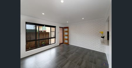 Fantastic location and available now + part furnished! - Photo 2