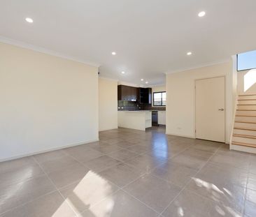Spacious and Unique 149m2 - 3 Bedroom + Second Living Room Townhome. - Photo 2