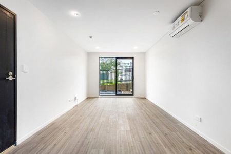 New 1-bedroom ground-level apartment - Photo 4