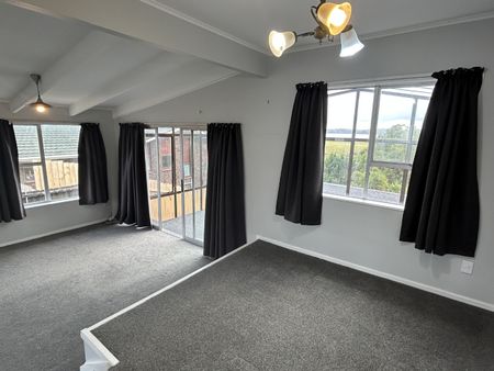TE ATATU PENINSULA - Harbour view 3 bedroom - Photo 2