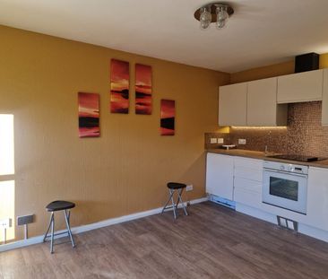 1 Bed Maisonette, Shinners Close, SE25 - Photo 2