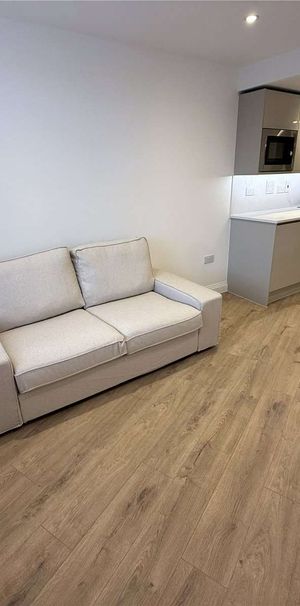 A newly converted 1 bedroom apartment to rent at Market Place in the heart of Reading's town centre. Having been superbly converted, offering a very high standard of presentation throughout. - Photo 1