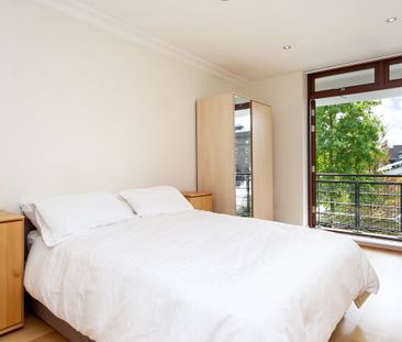 A spacious first floor apartment with wooden flooring and a private... - Photo 6