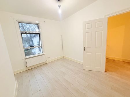 Four bedroom house ideal for working families - Photo 4