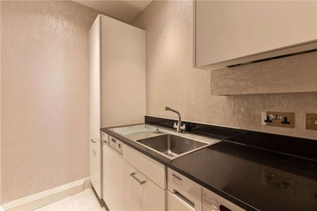 A beautifully presented and luxurious three bedroom apartment overlooking Hadley Wood Golf Course with secure underground parking. - Photo 5