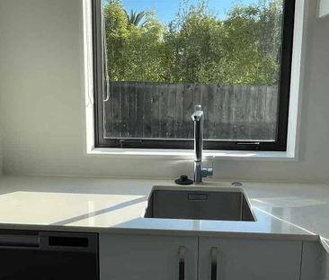 Stylish 1 bedroom house - Photo 1