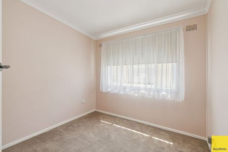 Spacious Family Home Backing Onto Lakelands Oval! - Photo 3