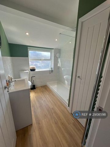 1 bedroom in a house share to rent - Photo 4