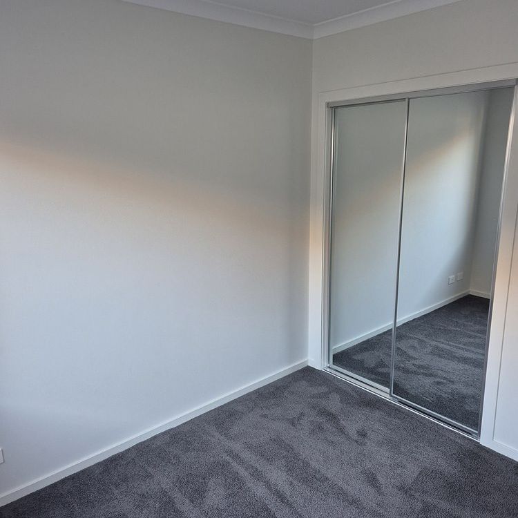 4-bedroom shared house, Mentelle Street - Photo 1