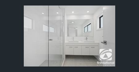 Modern Luxury Townhouse in Oran Park! - Photo 5