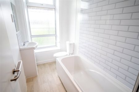 52 Bankfield Road, Huddersfield, HD1 - Photo 5