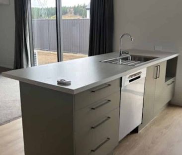 MODERN, BRAND NEW 3 BEDROOM HOME - Photo 3