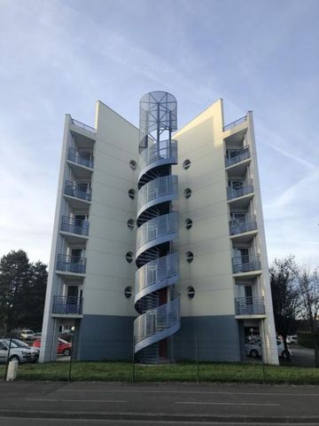 A 200M de l'Université, T2 Meublé en dernier étage d'une Résidence récente avec balcon couvert, vue Pyrénées, cave et parking privé, - Photo 2