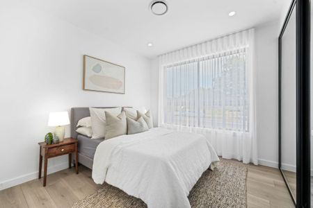 Luxurious Family Home with Swimming Pool! - Photo 3