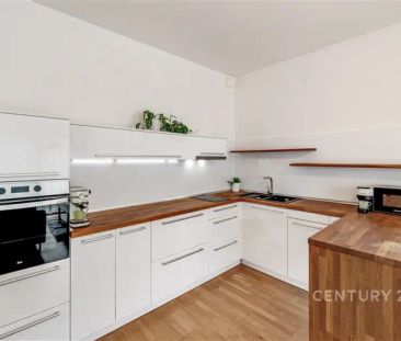 Extra velké 1+kk na pronájem s balkonem, parkováním a sklepem. Prah... - Photo 5