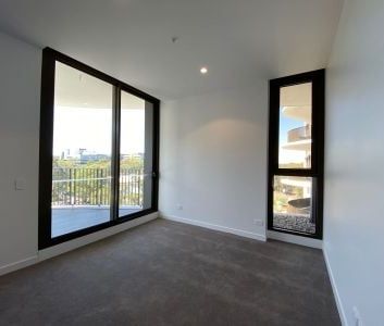 Stylish Living Meets Ultra Convenience - 2 BED - Photo 2