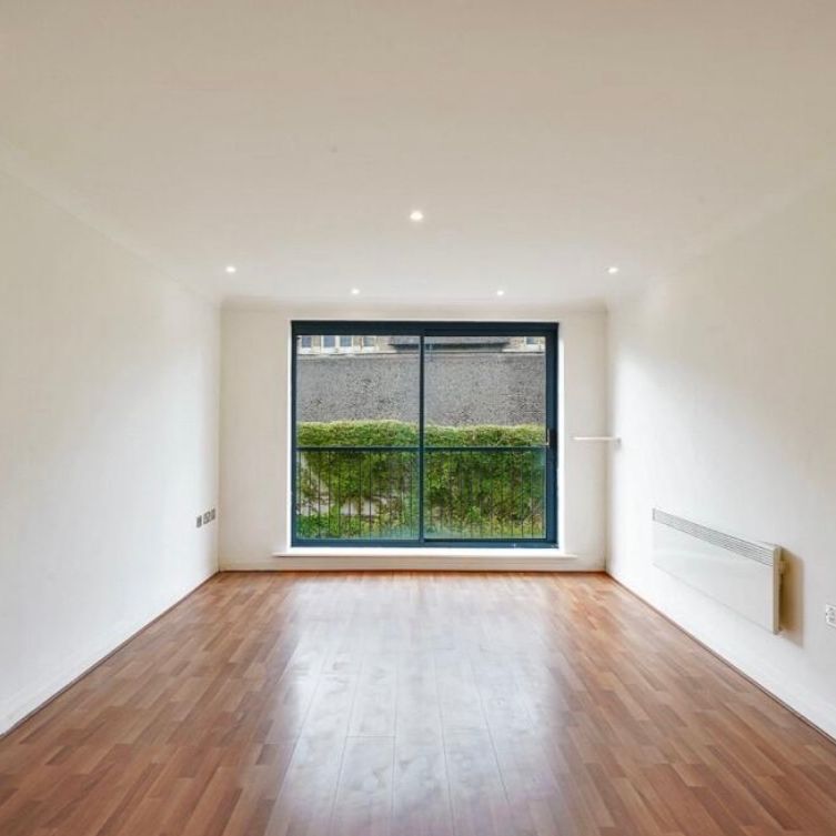 2 Bed Flat, North Point, N8 - Photo 1