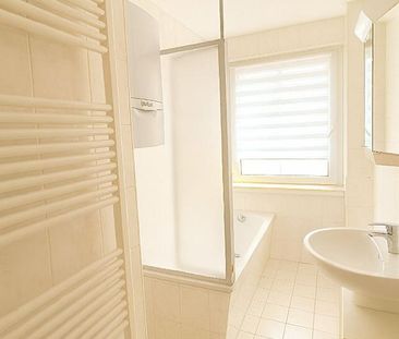 Moderne, lichtdurchflutete 2-Zimmer-Wohnung mit Einbauküche und Bal... - Photo 3