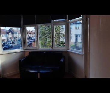 Studio Flat, The Ridgeway, NW9 - Photo 3