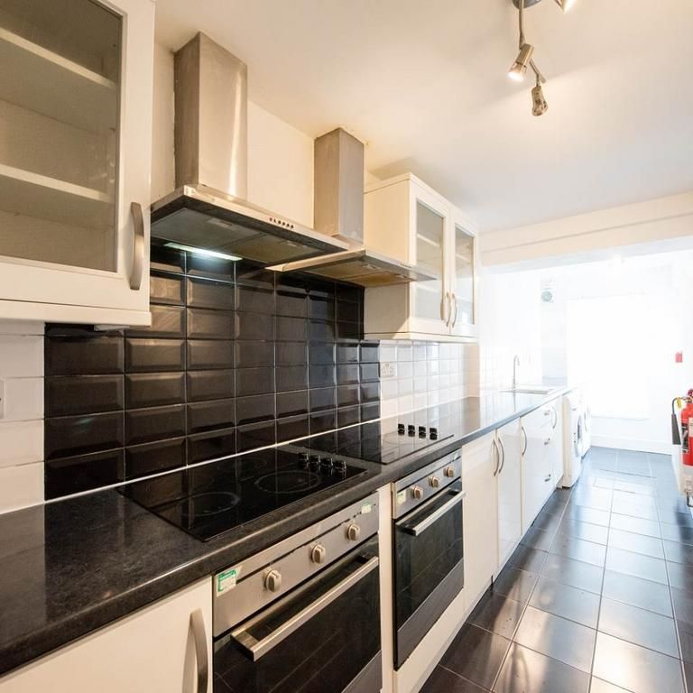 6 bedroom house to rent - Photo 1
