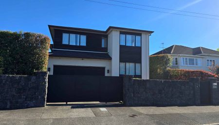 Modern 5 bedroom home partly furnished - Photo 5