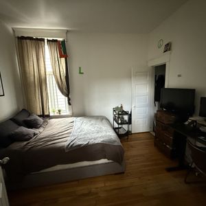 Little Burgundy - 3 Bedrooms - July 1 - Photo 2