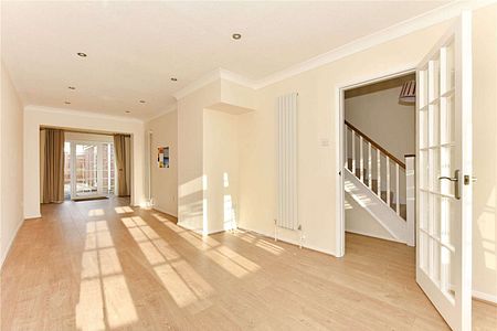 A beautifully presented three bedroom mid-terrace home close to Spinfield School. - Photo 5