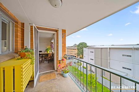 DELIGHTFUL TOP FLOOR APARTMENT - Photo 3