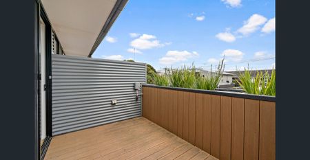 Modern 3 Bedroom Townhouse Available Now For Lease - Photo 3