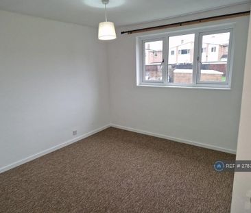 4 bedroom semi-detached house to rent - Photo 4