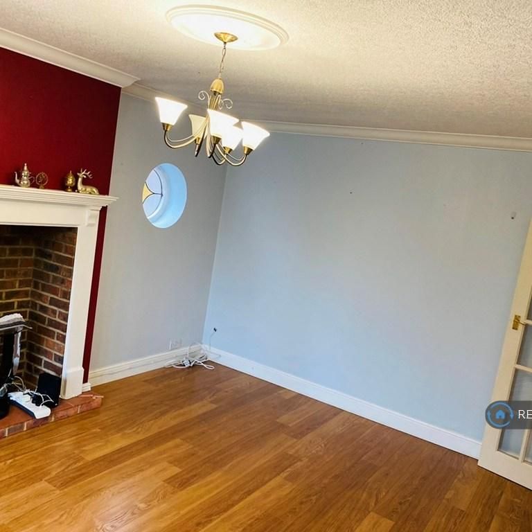 4 bedroom bungalow to rent - Photo 1