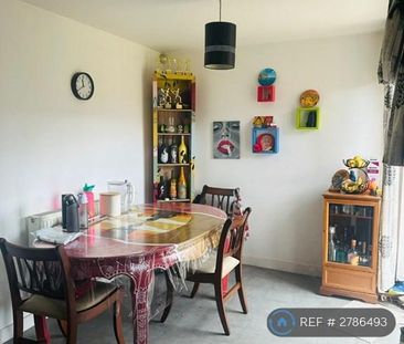 3 bedroom semi-detached house to rent - Photo 3