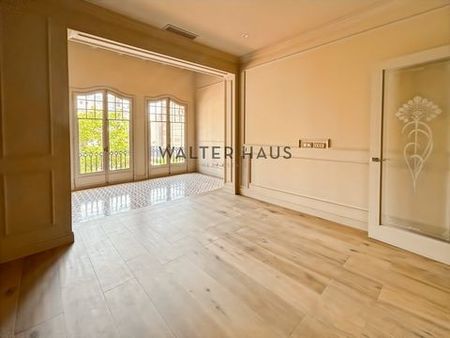 Barcelona, Barcelona - Photo 4