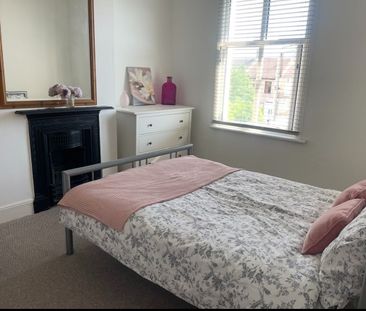 4 Bed Semi-Detached House, Hertford Rd, IG2 - Photo 2