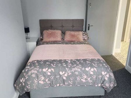 Modern 5 bed Shared House Room 2 - Photo 4