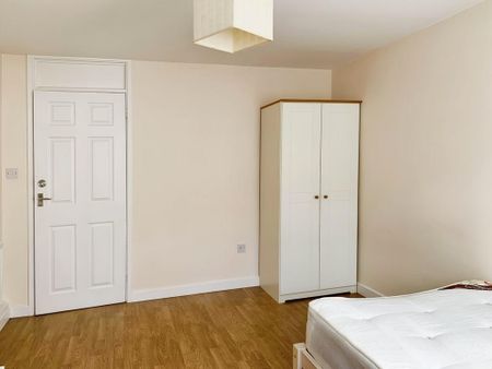 4 bedroom terraced house to rent - Photo 5