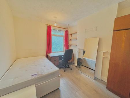 5 bedroom semi-detached house to rent - Photo 3