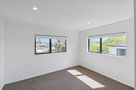 Stunning 5-Bedroom Home in Premium Papatoetoe Location! - Photo 3