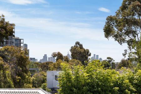 Spacious Sunny Living! - Photo 2